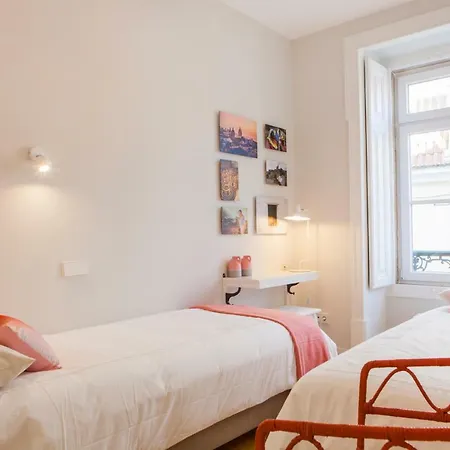 Alfama Castle View: Historic 3-bedroom With Balcony