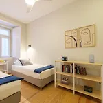 Alfama St George Castle District Fabulous 3 Bedrooms 2 Bathrooms Ac Balcony 1st Floor 19th Century Building شقة Lisboa